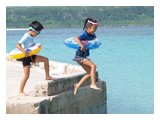 宮古島の海で遊ぶ子どもたち